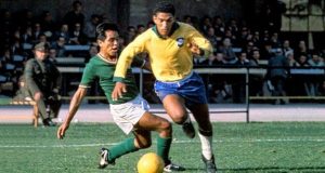 Garrincha: l’angelo dalle gambe storte che incantò il Brasile.