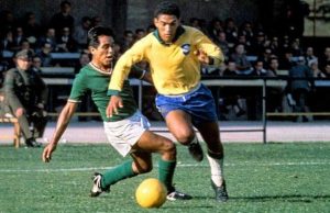 Garrincha: l’angelo dalle gambe storte che incantò il Brasile.