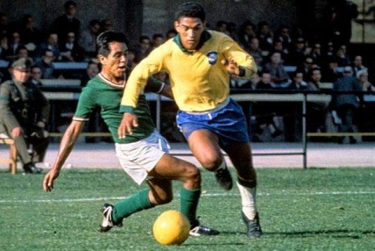 Garrincha: l’angelo dalle gambe storte che incantò il Brasile.