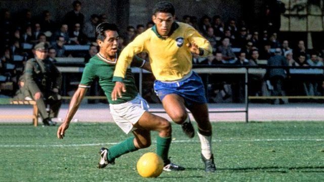 Garrincha: l’angelo dalle gambe storte che incantò il Brasile.
