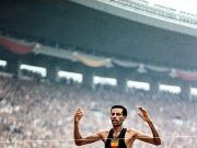 L’incredibile storia di Abebe Bikila: la maratona a piedi nudi.
