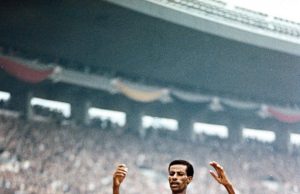 L’incredibile storia di Abebe Bikila: la maratona a piedi nudi.