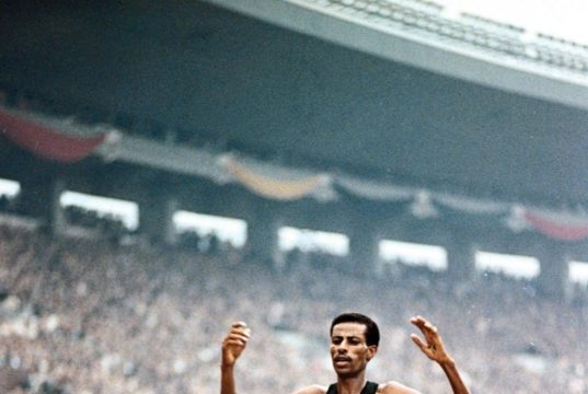 L’incredibile storia di Abebe Bikila: la maratona a piedi nudi.