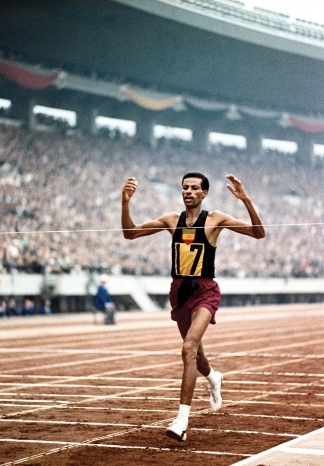 lincredibile-storia-di-abebe-bikila-la-maratona-a-piedi-nudi.jpg L’incredibile storia di Abebe Bikila: la maratona a piedi nudi.