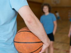 Il “fallo di sfondamento” nel basket: una regola complessa e decisiva. Il “fallo di sfondamento” nel basket: una regola complessa e decisiva.