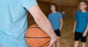 Il “fallo di sfondamento” nel basket: una regola complessa e decisiva. Il “fallo di sfondamento” nel basket: una regola complessa e decisiva.