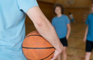 Il “fallo di sfondamento” nel basket: una regola complessa e decisiva. Il “fallo di sfondamento” nel basket: una regola complessa e decisiva.