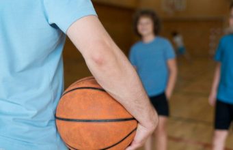 Il “fallo di sfondamento” nel basket: una regola complessa e decisiva.