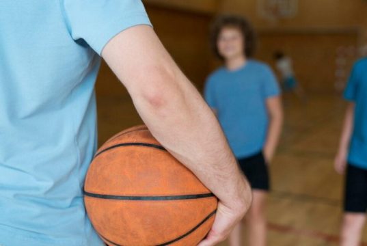 Il “fallo di sfondamento” nel basket: una regola complessa e decisiva. Il “fallo di sfondamento” nel basket: una regola complessa e decisiva.