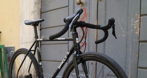 Dalle bici in acciaio al carbonio: la rivoluzione tecnologica del ciclismo. Dalle bici in acciaio al carbonio: la rivoluzione tecnologica del ciclismo.
