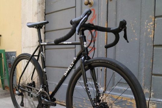 Dalle bici in acciaio al carbonio: la rivoluzione tecnologica del ciclismo.