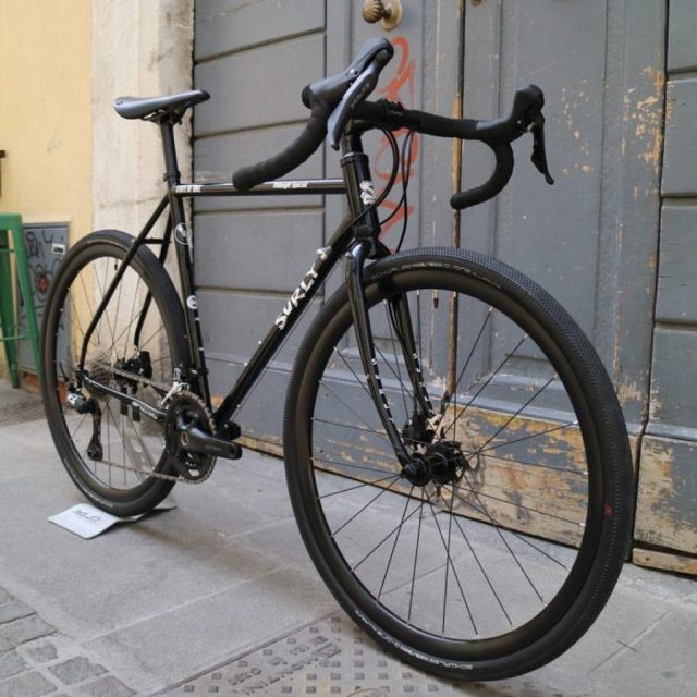 dalle-bici-in-acciaio-al-carbonio-la-rivoluzione-tecnologica-del-ciclismo.jpg Dalle bici in acciaio al carbonio: la rivoluzione tecnologica del ciclismo.