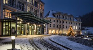 Tecniche di sorpasso in F1: DRS, scia e strategia di attacco. Tecniche di sorpasso in F1: DRS, scia e strategia di attacco.