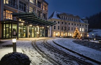 Tecniche di sorpasso in F1: DRS, scia e strategia di attacco.